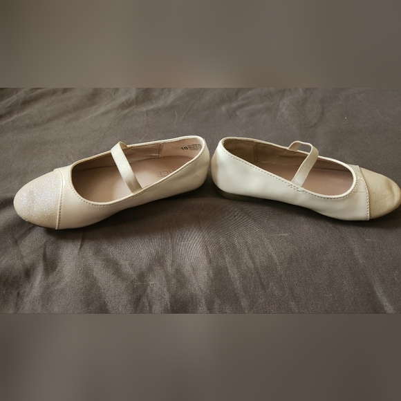 Shoes - Picture 5 of 9